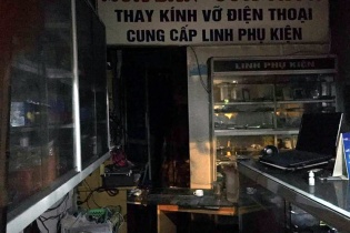Cháy cửa hàng điện thoại trên phố Cầu Giấy, 8 người đi cấp cứu