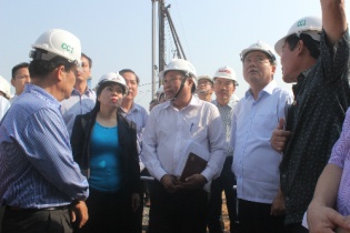 Bí thư Thăng: "Nghĩ 4-5 cháu một giường bệnh thấy xây viện quá chậm"