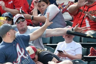 Bố phản xạ xuất thần đỡ gậy bóng chày cứu con trai gây sốt mạng xã hội