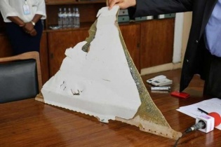 Tìm thêm được mảnh vỡ nghi của MH370 được tìm thấy ở Mozambique