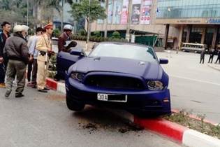 Ford Mustang GT "leo" dải phân cách trên phố Hà Nội