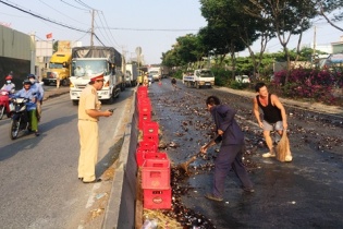 Hàng chục két bia vỡ nát khắp mặt đường gây ùn ứ kéo dài