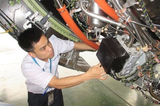 Kỹ sư trẻ chuyên khám bệnh máy bay siêu hiện đại Airbus A350