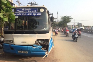 TP.HCM: Cả gia đình gào thét kêu cứu trong xe tải lật vắt ngang dải phân cách 