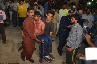 Đánh bom liều chết ở Pakistan, hơn 365 người thương vong