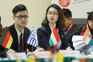 Nữ sinh trường Ngoại thương xinh đẹp tham gia Tuần lễ Thanh niên ASEM