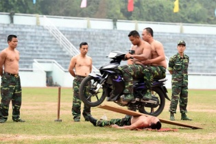 Lính biên phòng trình diễn màn võ thuật "mình đồng, da sắt"