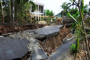 Cà Mau sạt lở đất hàng loạt do khô hạn