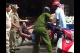 Vụ công an quật ngã người bán hàng rong: Luật sư nói gì?