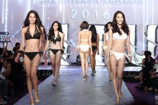 Dàn người đẹp chuyển giới Thái catwalk với bikini 