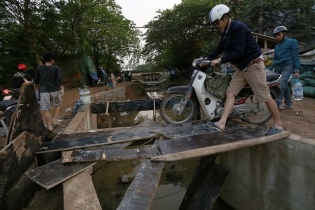 Tắc đường, dân thủ đô bắc cầu qua mương về nhà