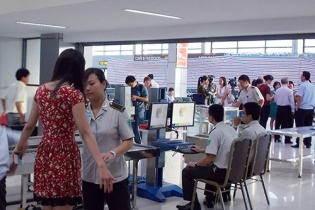 Từ hôm nay 1/5, được phép mang chất lỏng lên chuyến bay nội địa
