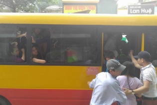 Ngộp thở trong xe Linh Yến 30 chỗ nhồi 60 khách lên Hà Nội