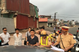 Theo chân đặc nhiệm bắt xe dù, xe nhồi khách