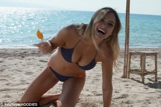 Quảng cáo đồ bơi của siêu mẫu Bar Refaeli bị cấm tại quê nhà