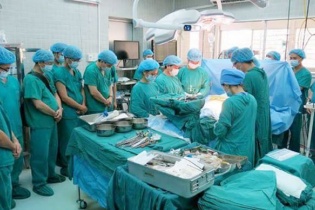 Y bác sĩ bệnh viện Chợ Rẫy cúi đầu trước chàng trai hiến tạng cứu 4 người 