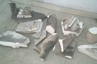 Du khách cố "chụp ảnh tự sướng" làm tượng 126 tuổi vỡ tan tành