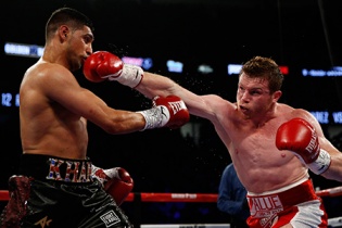 Võ sĩ Amir Khan bị đấm gục, nhập viện sau trận tranh đai WBC