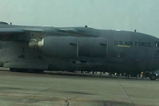 Boeing hạng nặng chở trực thăng, ôtô của Tổng thống Mỹ đến Việt Nam