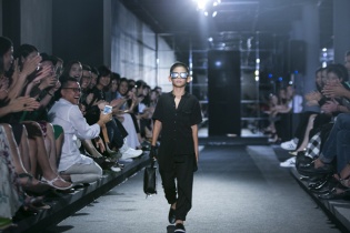 Vợ chồng Hà Kiều Anh thích thú xem hai con catwalk