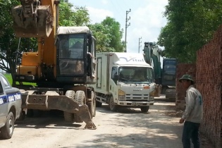 Công an vào cuộc, đoàn xe công vụ vẫn bị doanh nghiệp "nhốt"