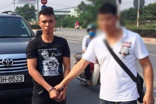 Hai tên cướp mang mã tấu chặn “nhầm” xe cảnh sát