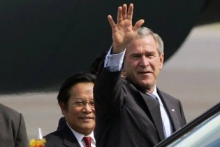 Lần "phá rào" an ninh của tổng thống Bush khi thăm Việt Nam năm 2006