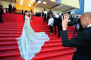 Lý Nhã Kỳ sải bước trên thảm đỏ Cannes với váy voan xuyên thấu