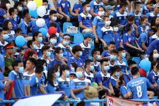 Cổ động viên Than Quảng Ninh đeo khẩu trang để phản đối VPF