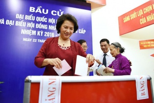 Lãnh đạo cấp cao là những người đầu tiên đi bỏ phiếu