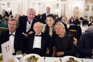 Lý Nhã Kỳ dự tiệc với nhiều nhân vật quyền lực tại Cannes