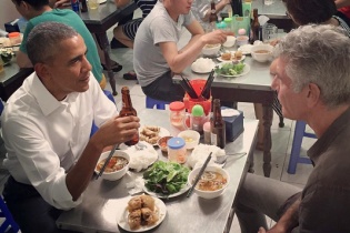 Báo chí quốc tế xôn xao về bữa tối 6 USD của ông Obama ở Hà Nội