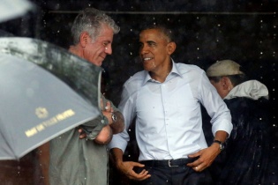 Tổng thống Obama mua cốm trước khi rời Hà Nội