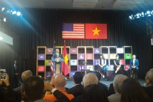 Tổng thống Obama gặp gỡ hơn 100 doanh nghiệp trẻ TP Hồ Chí Minh 