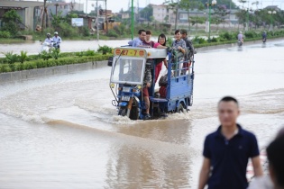 Chung cư bị nước bao vây 2 ngày chưa rút