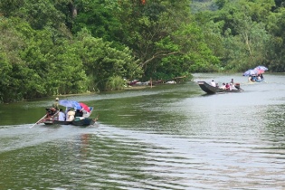 "Công nông nước" quậy tung suối Yến (chùa Hương)