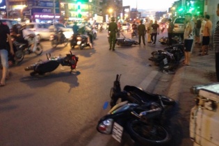 Ô tô "điên" đâm liên hoàn 8 xe máy trên phố Xã Đàn