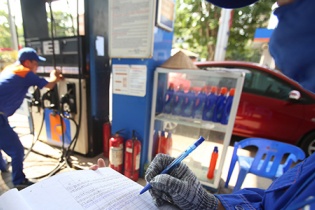 Giá xăng vừa tăng cao nhất trong vòng 6 tháng