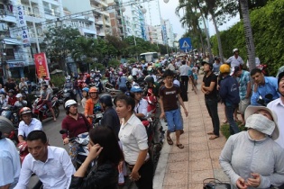 Tuyến đường du lịch lớn nhất Nha Trang tê liệt vì cuồng phong làm sập giàn giáo cao ốc