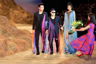 Á hậu Thuý Vân trần tình về việc bị Đỗ Mạnh Cường từ chối nhận hoa