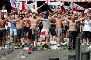 Cổ động viên Anh và Nga hỗn chiến kinh hoàng trên đường phố 