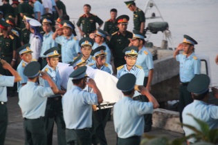  Thi thể phi công Su-30MK2 Thượng tá Trần Quang Khải đã về đất liền