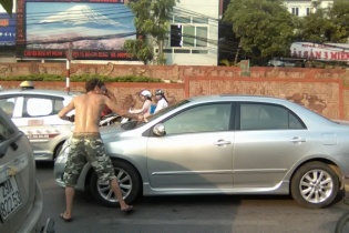 Thực hư ông Tây chặn xe lau kính vì “bị cướp” ở Hà Nội?