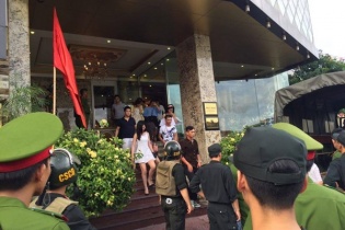 Đột kích quán Karaoke Ruby to nhất đất Cảng, tạm giữ 300 đối tượng