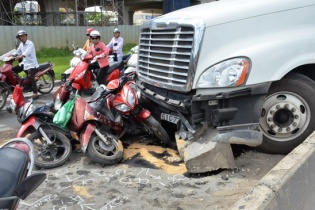 Kinh hoàng xe Container "điên" húc văng ô tô và nhiều xe máy trên xa lộ Hà Nội 