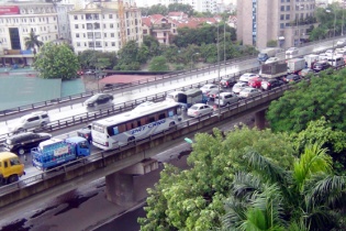 Hà Nội: Hàng ngàn ô tô “chết cứng” ở đường trên cao