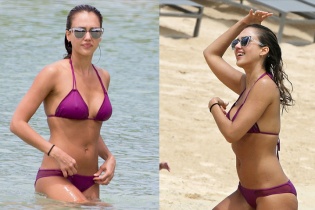 “Thiên thần bóng tối” Jessica Alba sexy trên biển