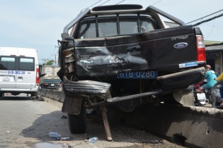 Ô tô của Thanh tra giao thông bị xe khách húc văng lên dải phân cách