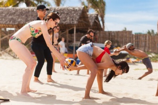 Hà Anh sexy với áo tắm, quậy tưng bừng trước lễ cưới