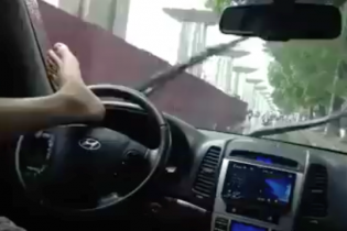 Dùng chân điều khiển xe ô tô bị phạt bao nhiêu tiền?